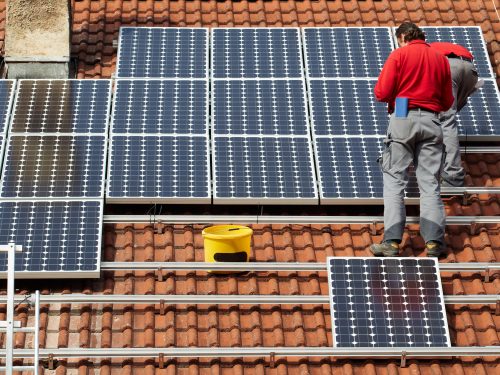 Een gebruiksvergoeding voor zonnepanelen opnemen in de servicekosten: mag dat?
